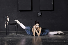 Ballerina sitzend im Spagat